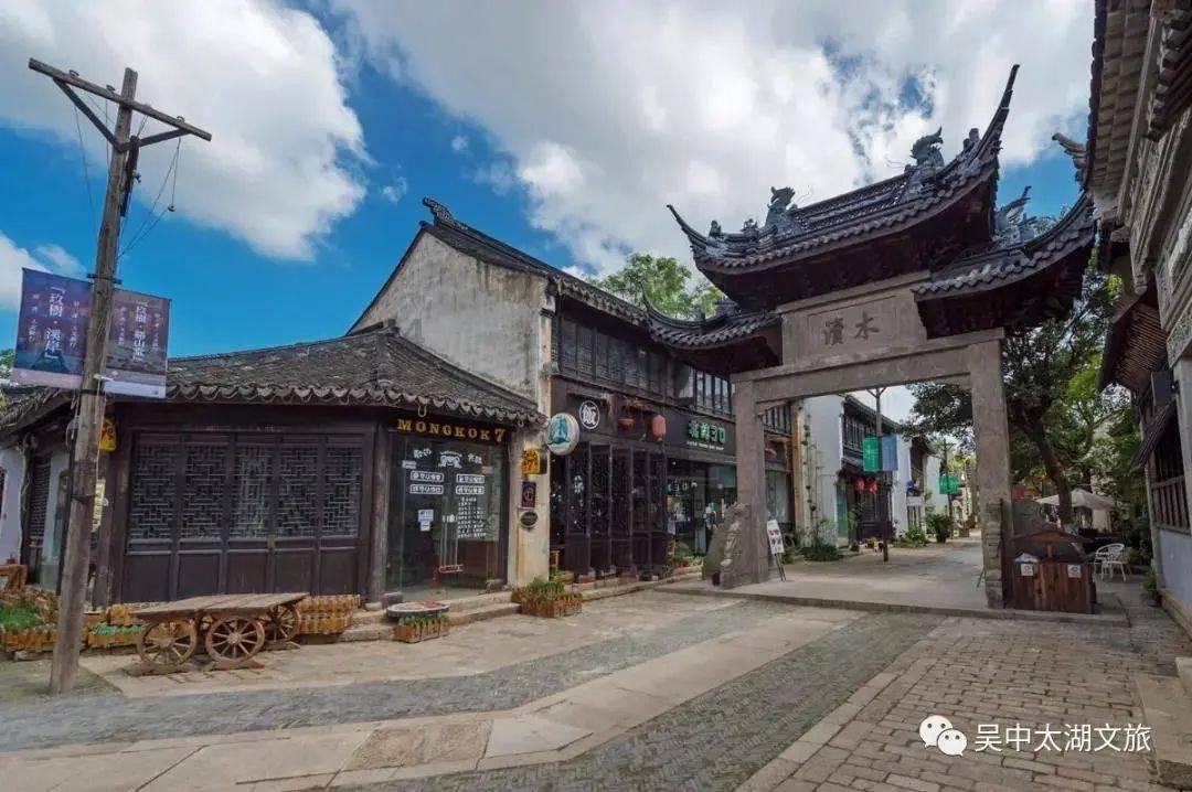 冷知识分享平台-牛人挑战太空跳伞,近4万米高空自由落体,下落速度突破音速,了解奇闻异事